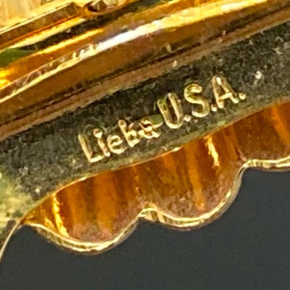 Vintage LIEBA USA Enameled Shell-Shaped Gold-tone Scarf Clip 13g. - Picture 11 of 12